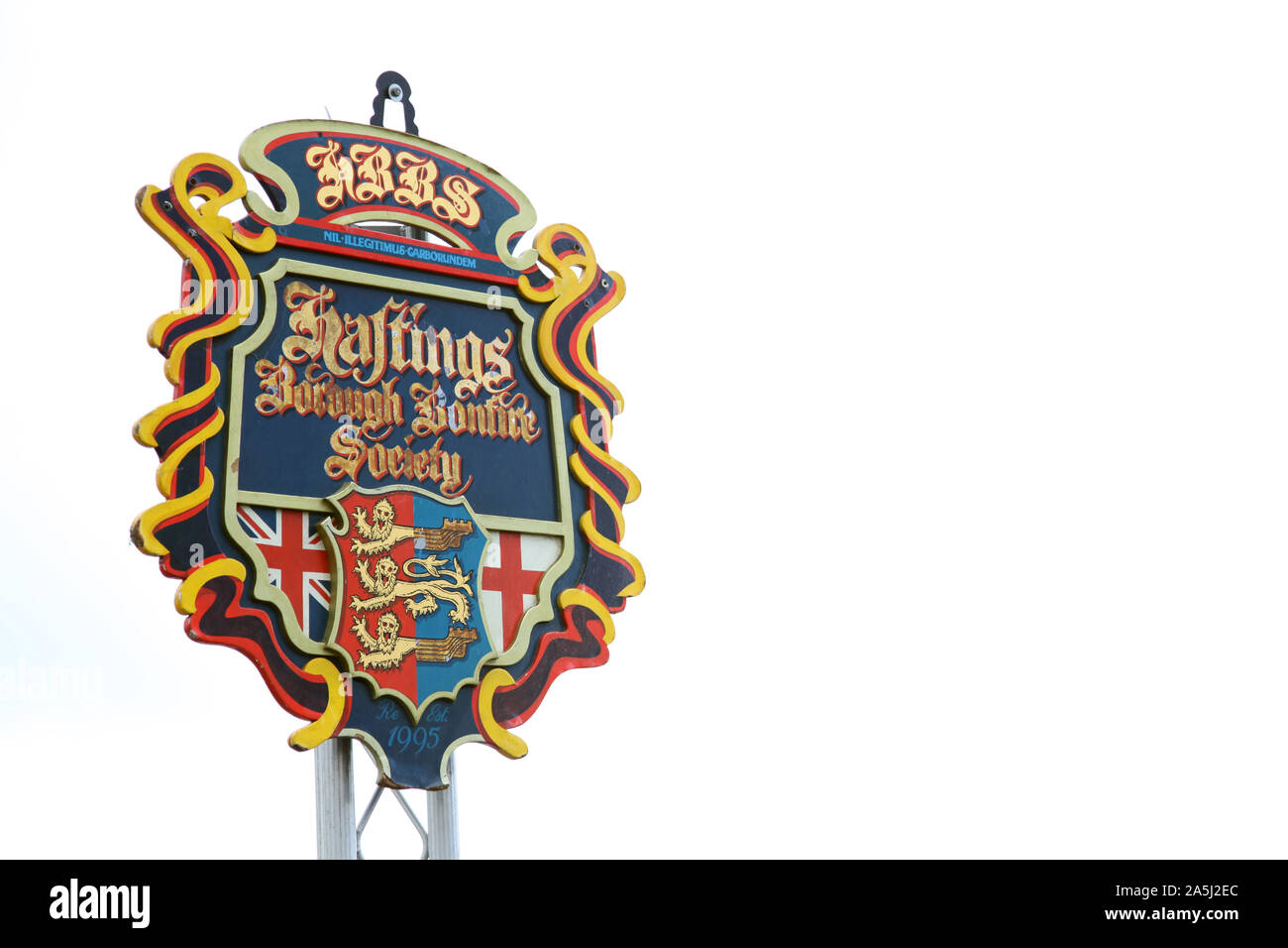 Les armoiries de la Hastings Borough Bonfire Society (HBBS) avec la devise latine factice 'nil illégitius carborundem', octobre 2019 avec espace de copie Banque D'Images