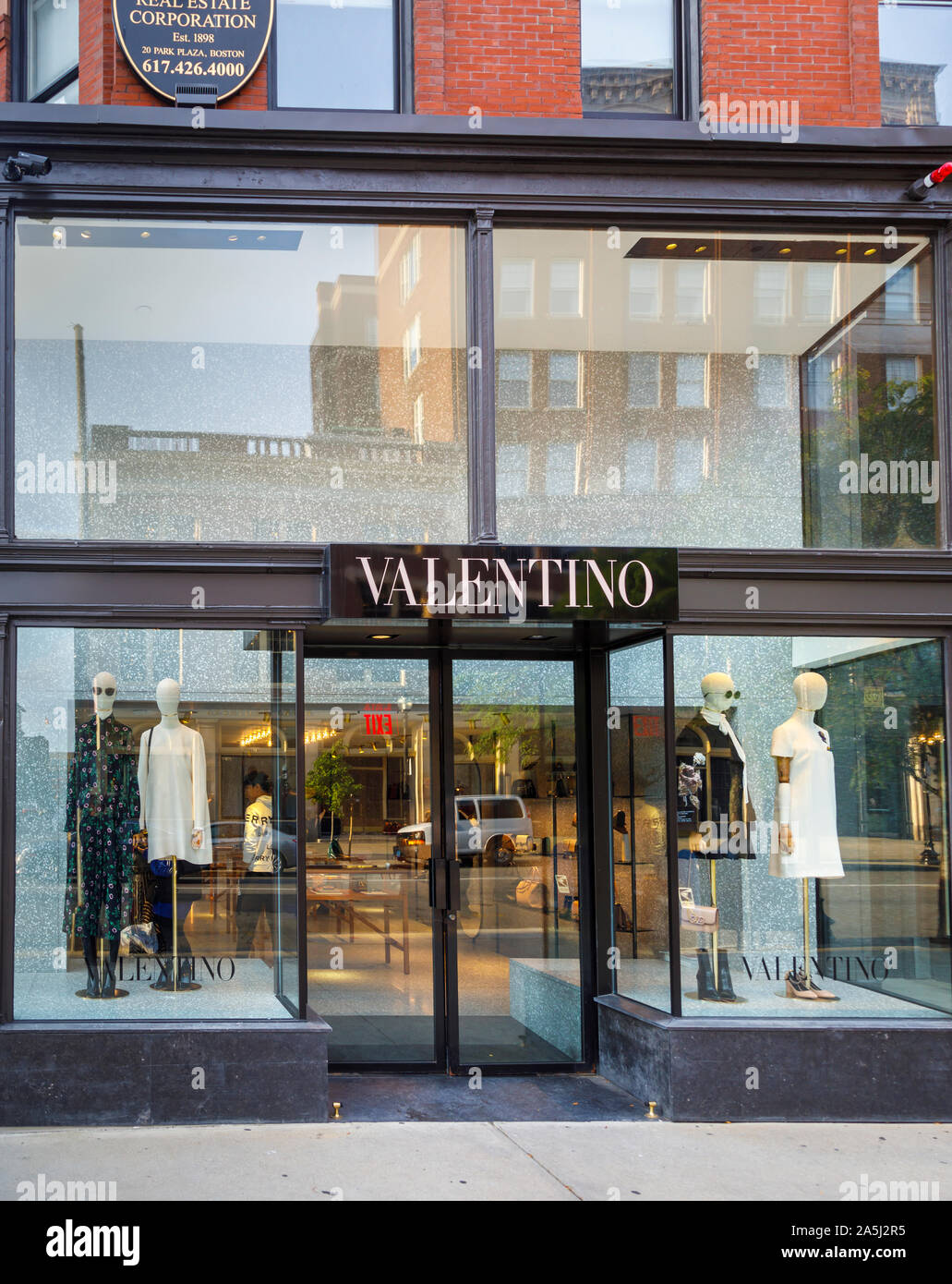 Valentino boutique en avant de Newbury Street et de Berkeley Street, quartier de Back Bay, Boston, Massachusetts, USA Banque D'Images