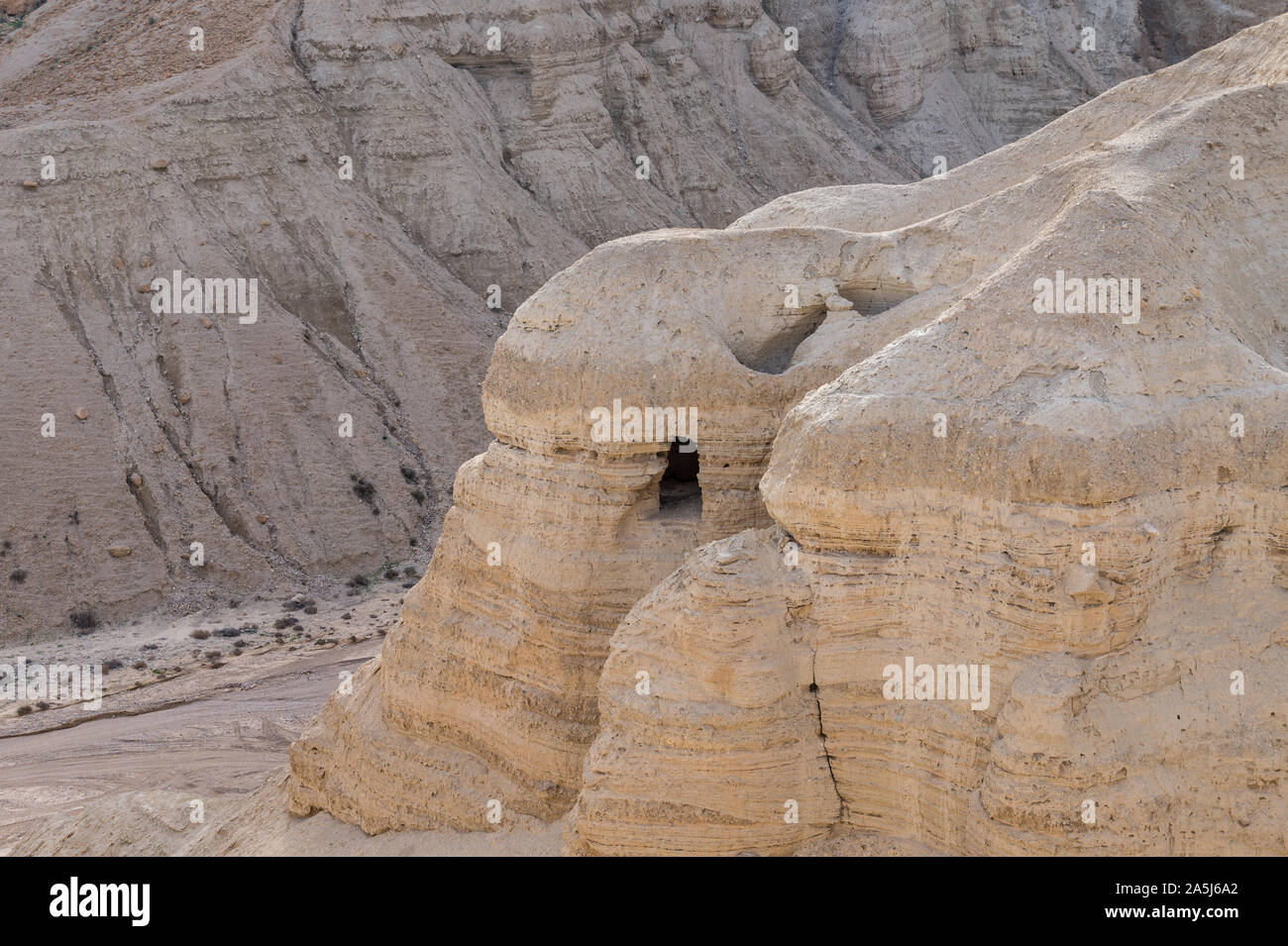 Vue d'une grotte dans le Parc National de Qumran, un site archéologique de l'Ouest Banque gérée par le Parc National de Qumran en Israël Banque D'Images