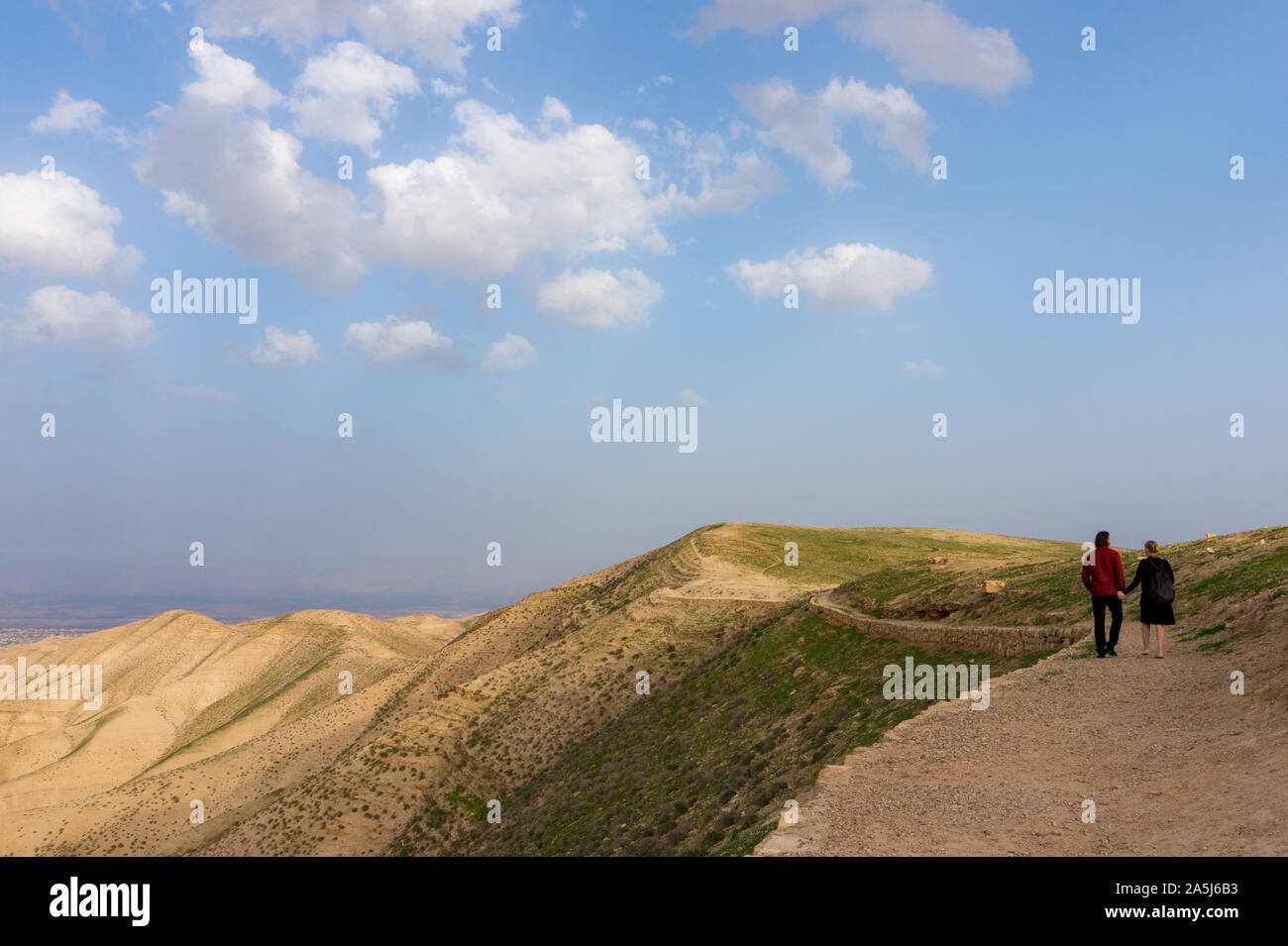 Les gens est la marche dans le désert de Judée en Israël et de la Cisjordanie qui se trouve à l'Est de Jérusalem et descend vers la mer Morte Banque D'Images