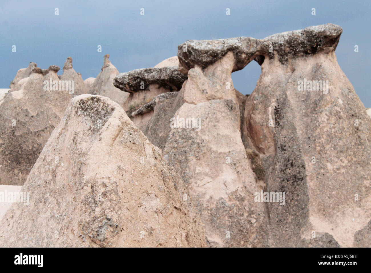 Paysage rocheux de Göreme, en Cappadoce. Des formes inhabituelles de montagne unique en Turquie Banque D'Images
