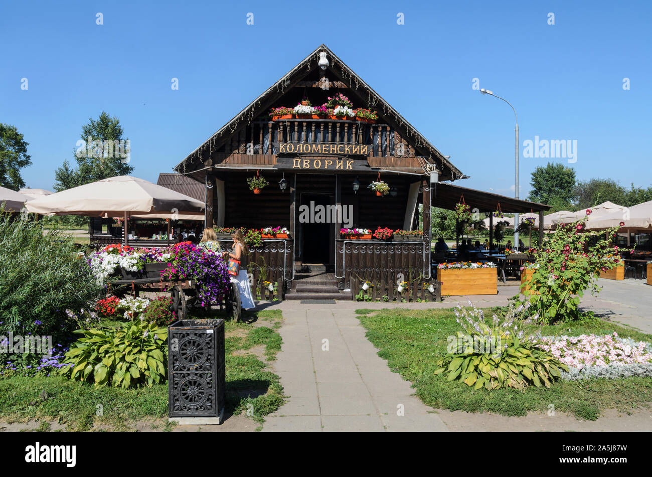 MOSCOU, RUSSIE - JUILLET 26 2014 : maison rustique en bois - l'exemple de l'architecture russe en bois Banque D'Images