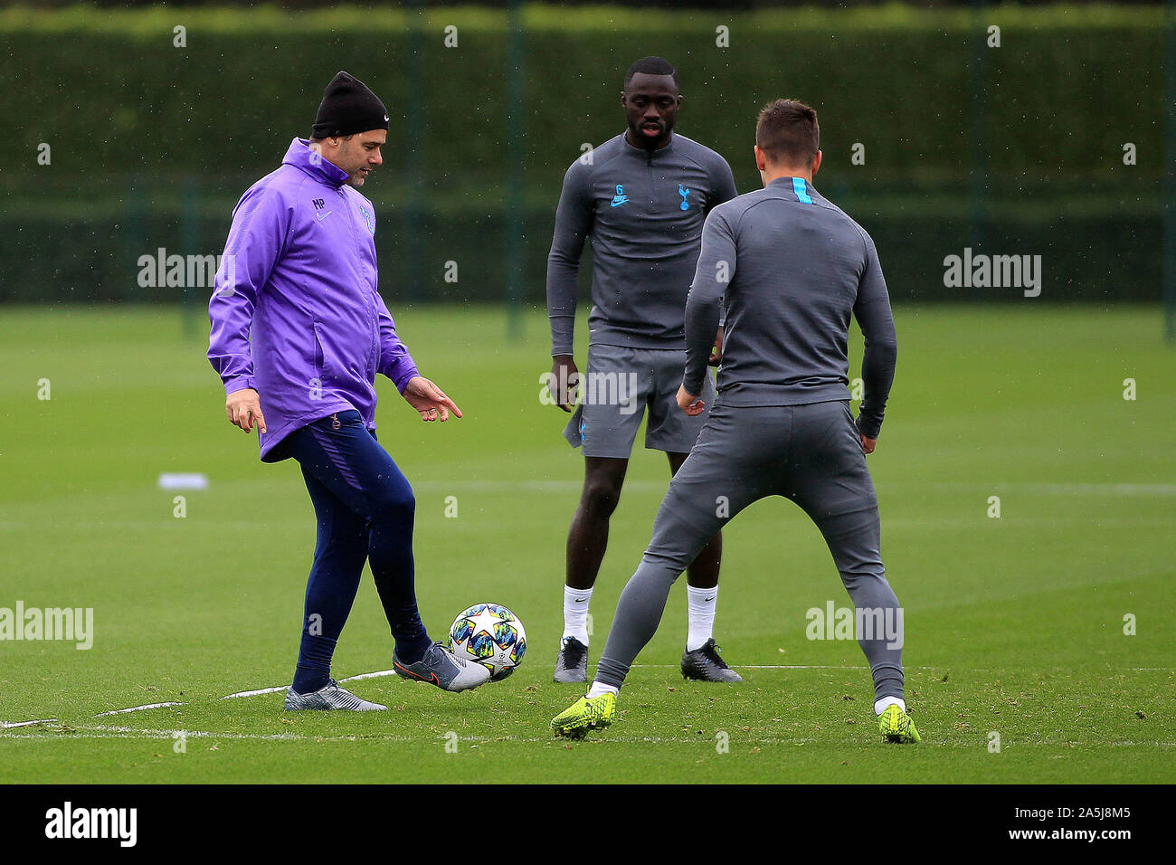 Tottenham Hotspur Manager Mauricio Pochettino (L) partage un kick sur avec ses joueurs au cours de la formation . Ligue des Champions, Tottenham Hotspur FC à l'entraînement de l'équipe Tottenham Hotspur Training Centre à Enfield, Londres, le lundi 21 octobre 2019. L'équipe de formation de demain sont avant le match contre l'étoile rouge de Belgrade, ce droit ne peut être utilisé qu'à des fins rédactionnelles. Usage éditorial uniquement, licence requise pour un usage commercial. Aucune utilisation de pari, de jeux ou d'un seul club/ligue/dvd publications pic par Steffan Bowen/Andrew Orchard la photographie de sport/Alamy live news Banque D'Images