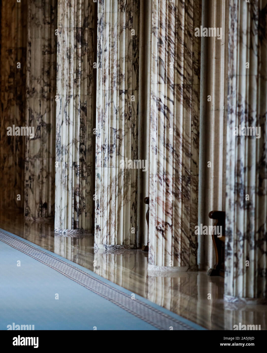 Colonnes architecturales à l'intérieur d'un bâtiment de style classique Banque D'Images
