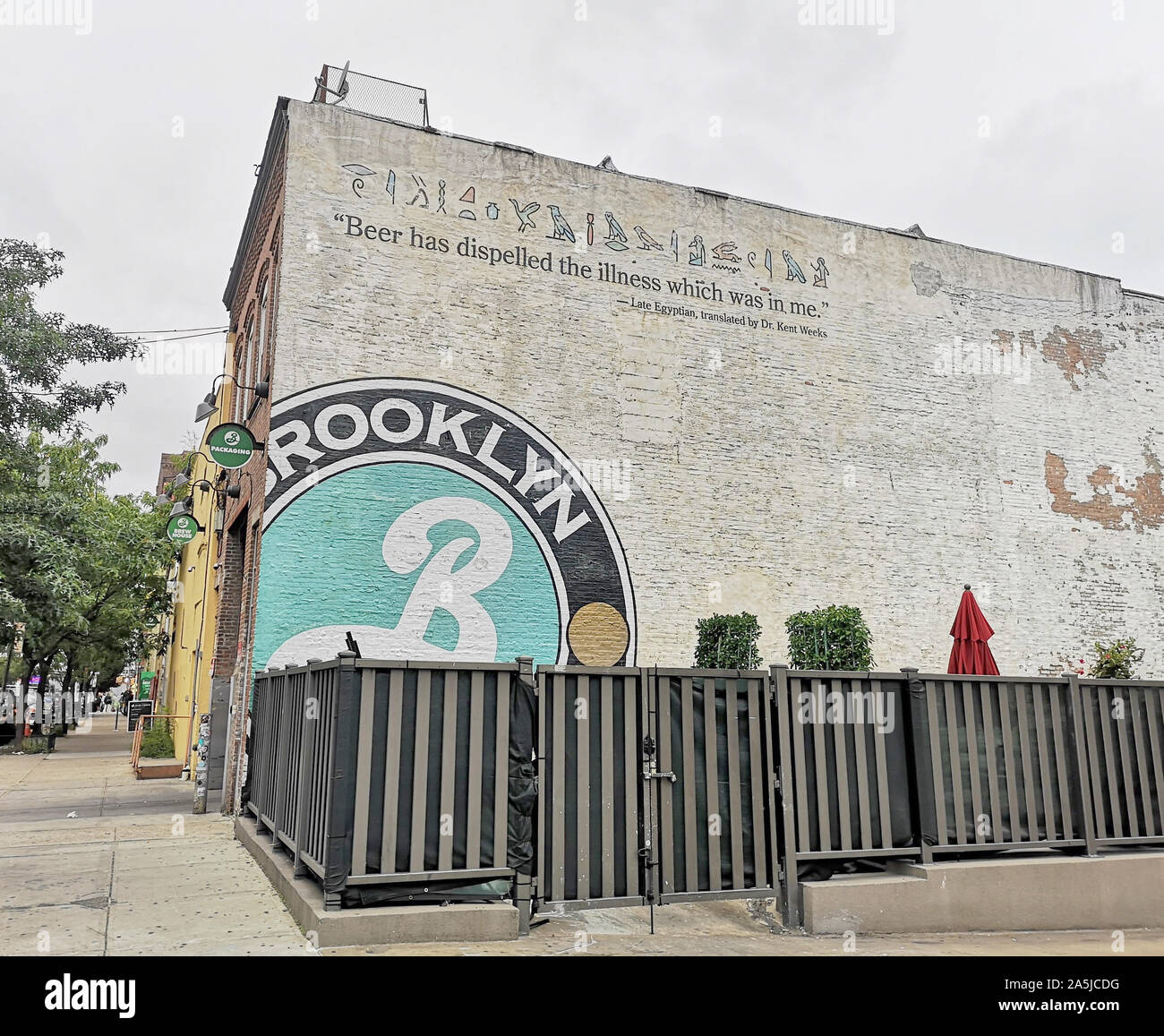 New York, USA. Sep 12, 2019. Le logo de Brooklyn Brewery est peint sur la façade de la brasserie. La brasserie dans le quartier de Brooklyn du même nom a été fondée en 1988. La Brooklyn Brewery logo a été créé par le graphiste Milton Glaser, qui a également conçu le "I LOVE NY" logo. Crédit : Alexandra Schuler/dpa/Alamy Live News Banque D'Images
