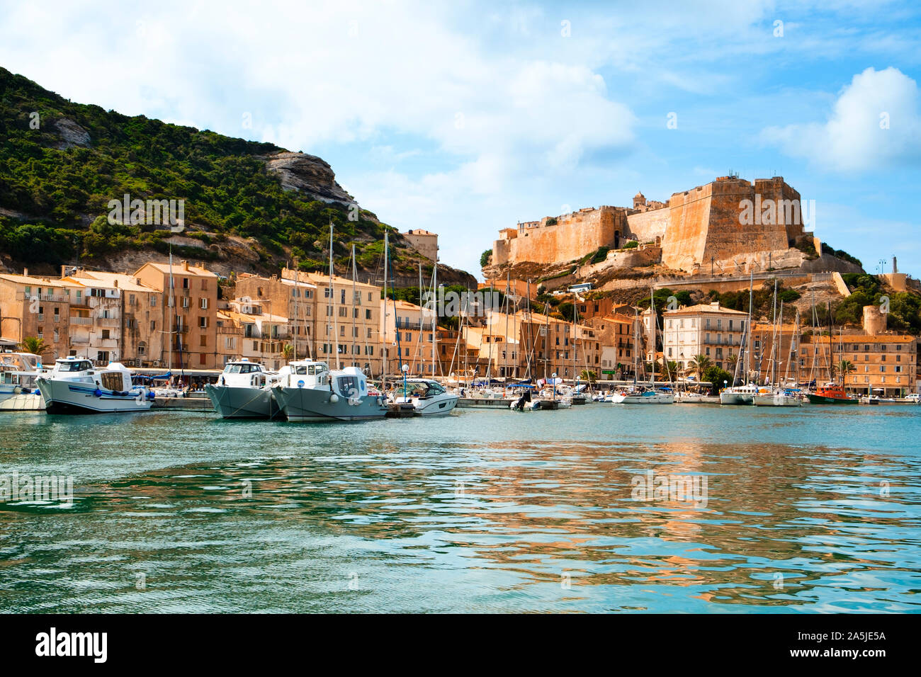 BONIFACIO, FRANCE - 19 septembre 2018 : une vue sur le port de Bonifacio, en Corse, en France, avec la célèbre citadelle de la ville en arrière-plan, Banque D'Images