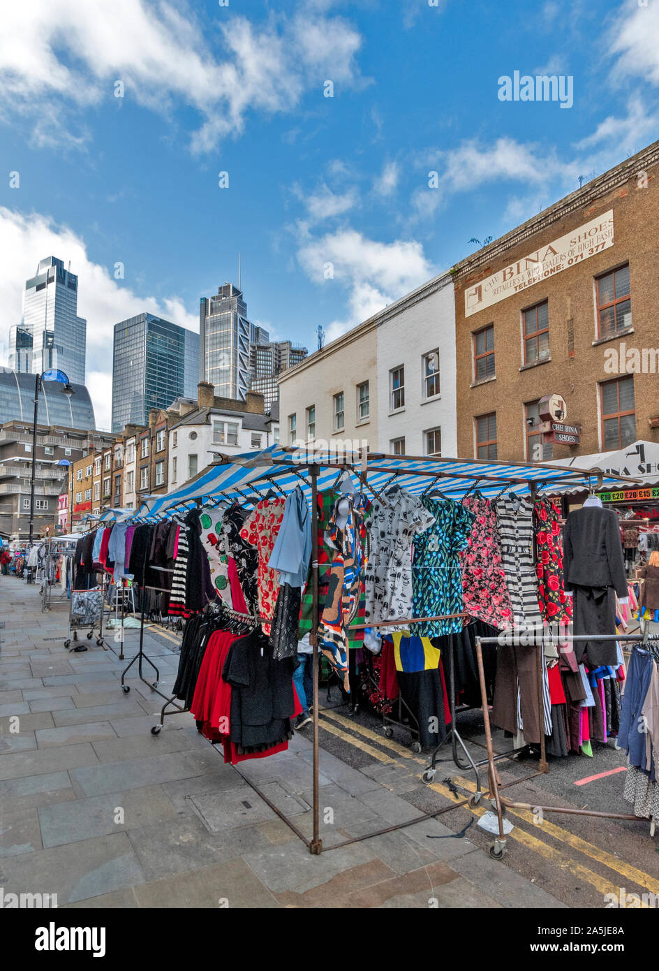 Londres PETTICOAT LANE SPITALFIELDS UN MARCHÉ DE RUE POUR LES VÊTEMENTS ET LA MODE Banque D'Images