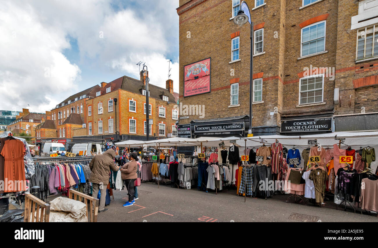Londres PETTICOAT LANE SPITALFIELDS UN MARCHÉ DE RUE POUR LES VÊTEMENTS Banque D'Images