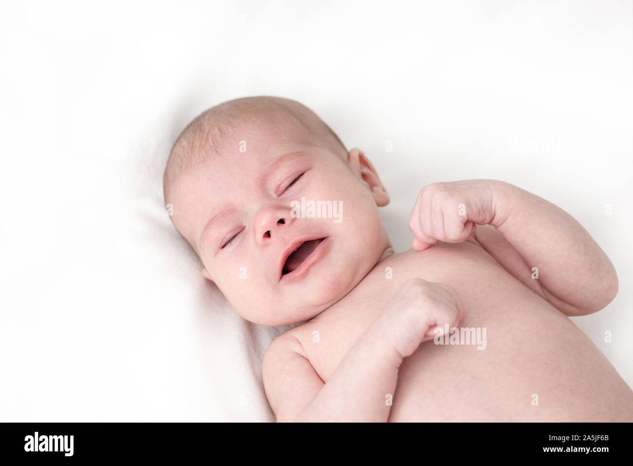 Petit Bebe Garcon Fille Pleurer Sur Blanc Bebe Nouveau Ne De Moins D Un An Avec Les Poings Serres Petit Enfant Malheureux Photo Stock Alamy