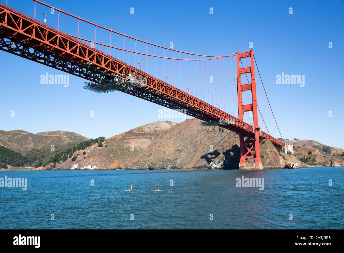 SAN FRANCISCO, USA - 8 septembre 2019 : 2 personnes sur le stand up paddle boards dans la baie de San Francisco sous le Golden Gate Bridge. Banque D'Images