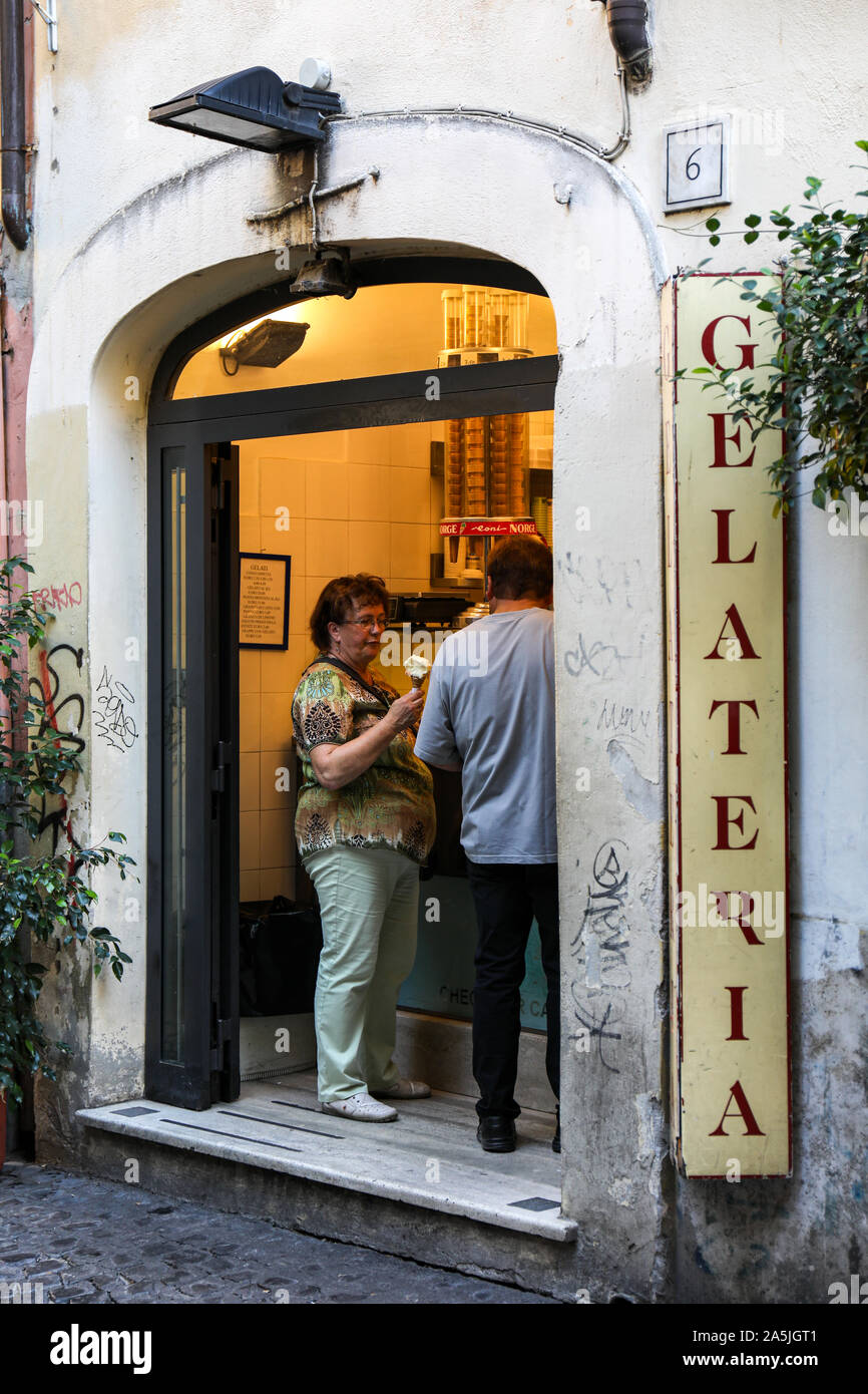 L'achat en couple âgé de Trasteverian gelato gelateria à Rome, Italie Banque D'Images