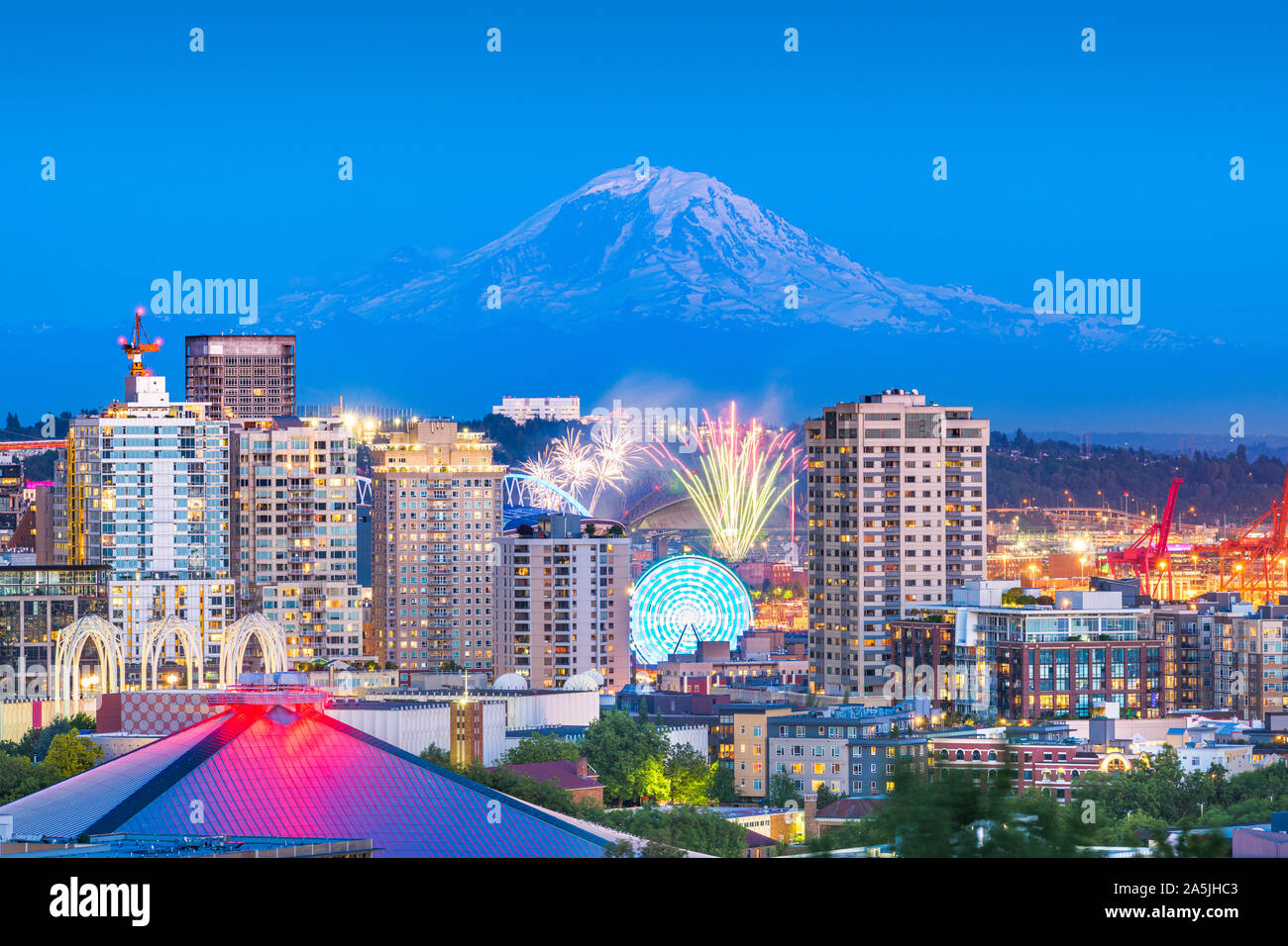 Seattle, Washington, USA Centre-ville avec Mt. Rainier et un spectacle de feux d'artifice ci-dessous. Banque D'Images