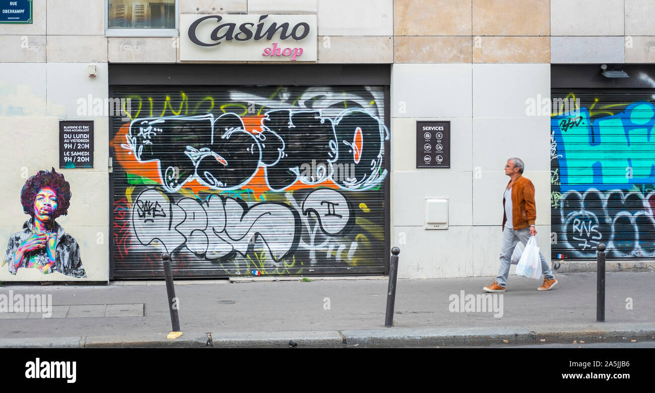 Scène de rue, couverts de graffitis mur avec jimi hendrix portrait Banque D'Images