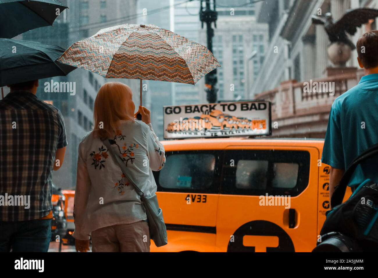 New York, USA - 16 juin 2017 : le centre-ville de New York un jour de pluie. East 42nd Street, NEW YORK - personnes en attente au carrefour avec parasols Banque D'Images