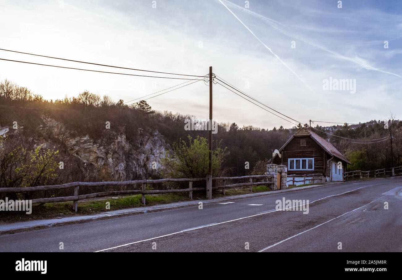 Maison du travailleur près de Pál völgyi-grotte de stalactites. Banque D'Images