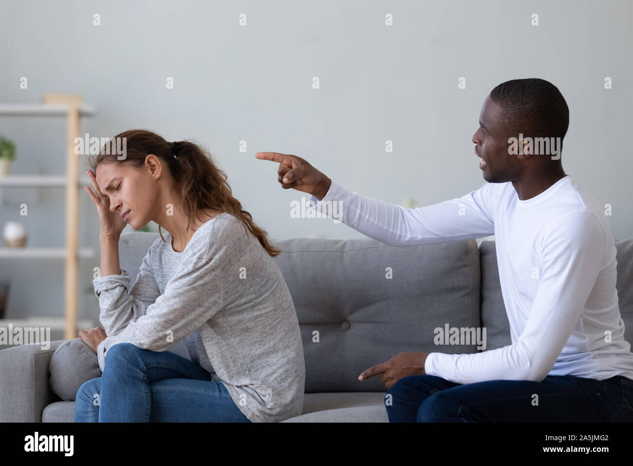 Femme ennuyés ignorer mad African American mari reprochant Banque D'Images