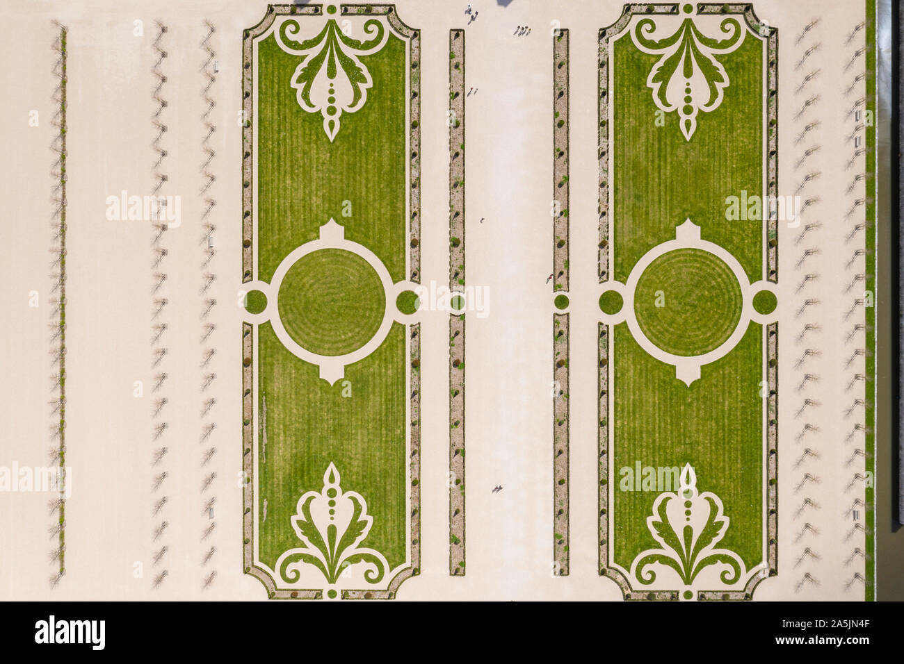 France, Loir et Cher, vallée de la Loire classée au Patrimoine Mondial de l'UNESCO, Chambord, le château royal, les jardins à la française (vue aérienne) // France, Loir-et-Che Banque D'Images