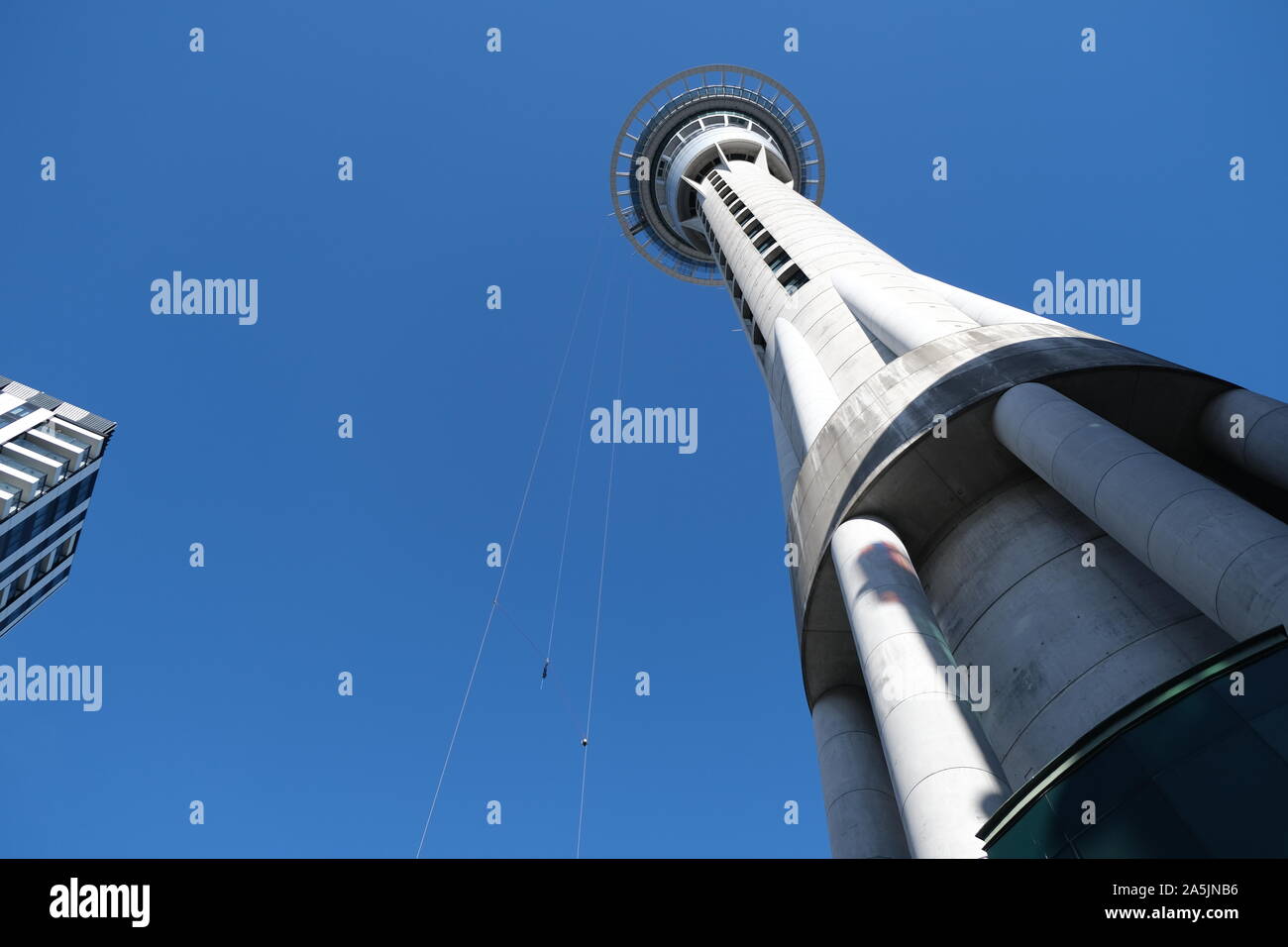Auckland, Nouvelle-Zélande - 15 Avril 2019 : Sky Tower d'Auckland Vue de dessous. L'été bleu ciel. Banque D'Images