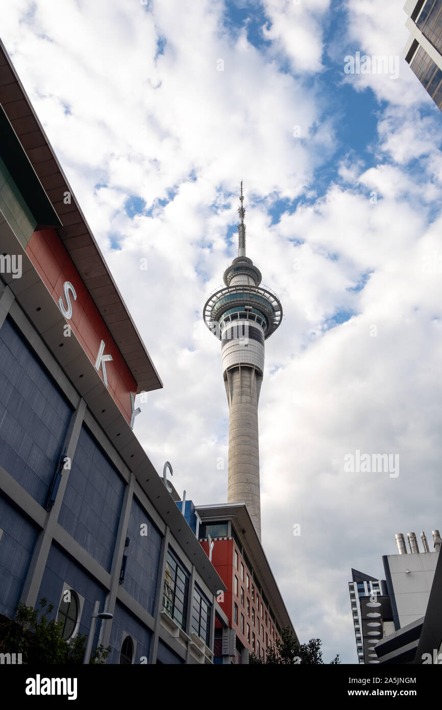 Auckland, Nouvelle-Zélande - 20 Avril 2019 : Sky City et la Sky Tower à Auckland, en vue de dessous. Ciel nuageux. Banque D'Images
