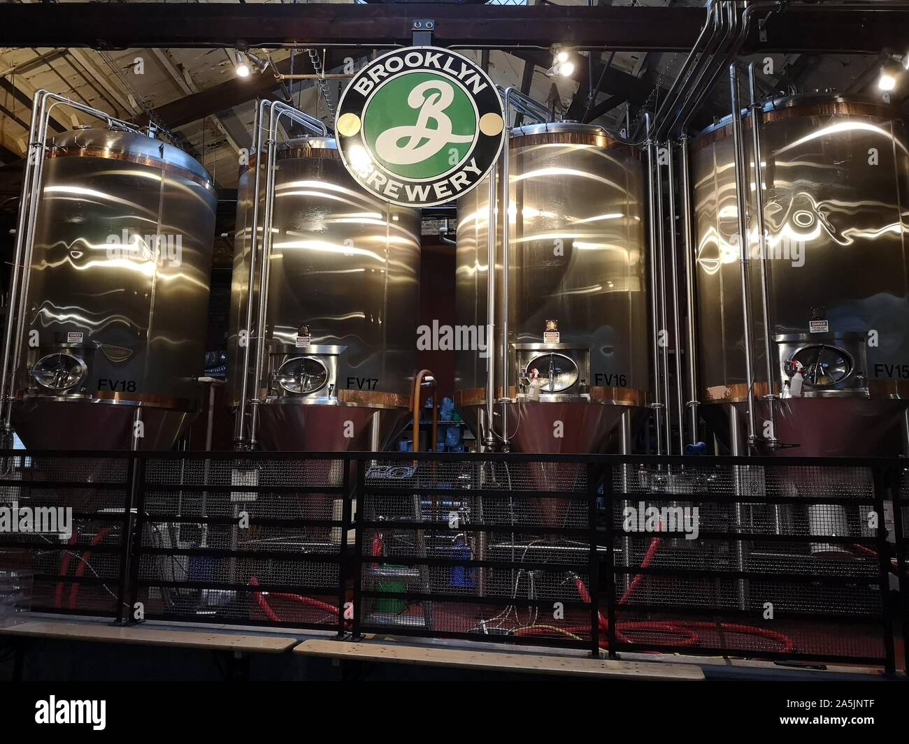 New York, USA. Sep 12, 2019. Les réservoirs sont debout dans une salle de la Brooklyn Brewery. La brasserie dans le quartier de Brooklyn du même nom a été fondée en 1988. La Brooklyn Brewery logo a été créé par le graphiste Milton Glaser, qui a également conçu le "I LOVE NY" logo. Crédit : Alexandra Schuler/dpa/Alamy Live News Banque D'Images