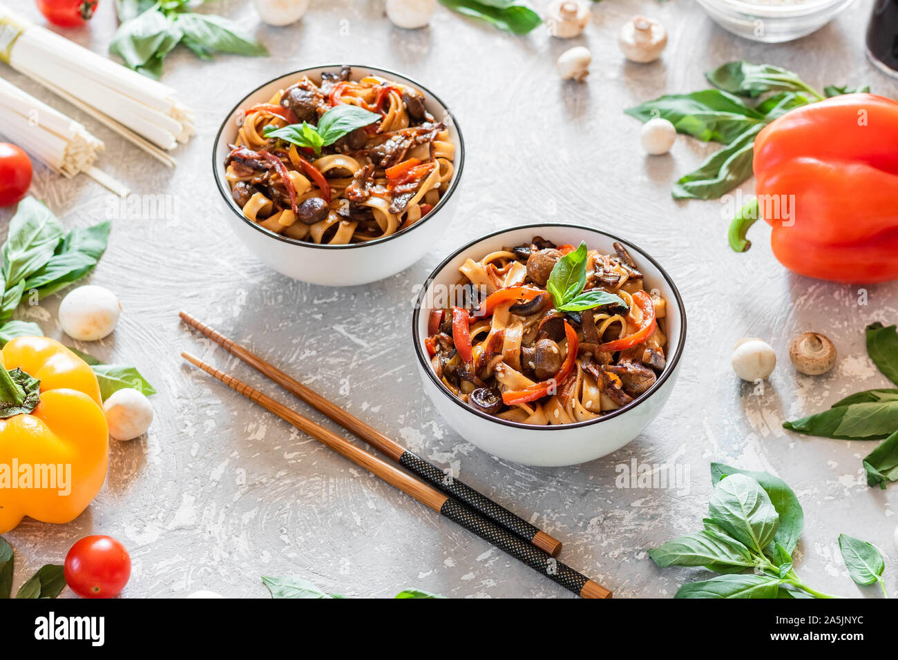 Udon nouilles de blé aux champignons et légumes dans tereyki la sauce. Cuisine asiatique simple. Banque D'Images