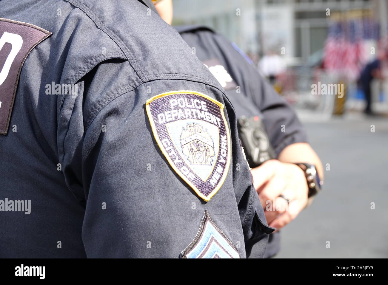 New York, USA. Sep 11, 2019. Le New York City Police Department (NYPD) logo peut être vu sur un uniforme au cours du 18e anniversaire des attaques terroristes du 11 septembre 2001 près de Ground Zero. Crédit : Alexandra Schuler/dpa/Alamy Live News Banque D'Images