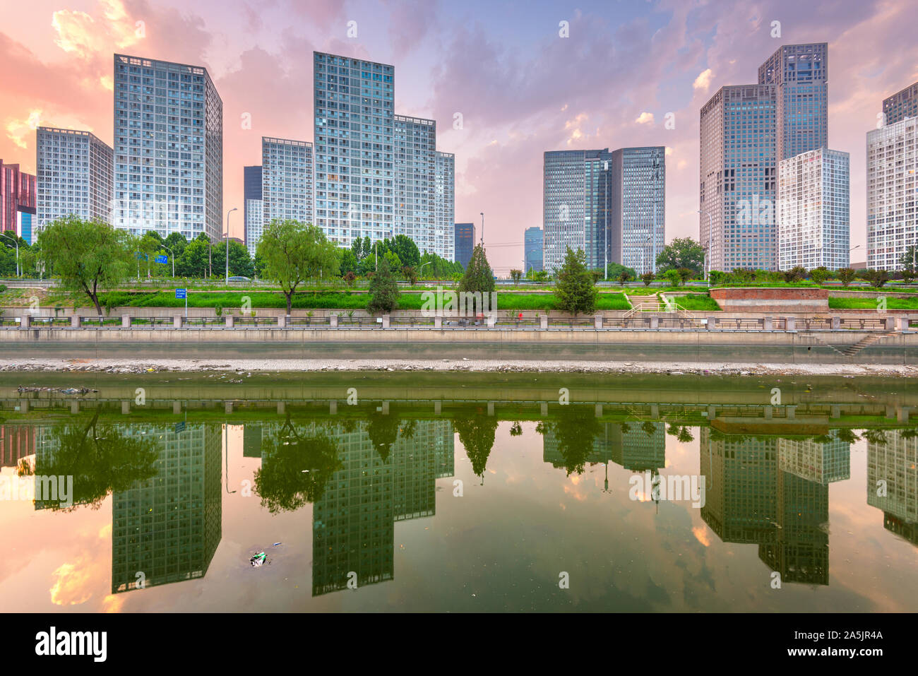 Beijing, Chine CBD ville et canal de nuit. Banque D'Images
