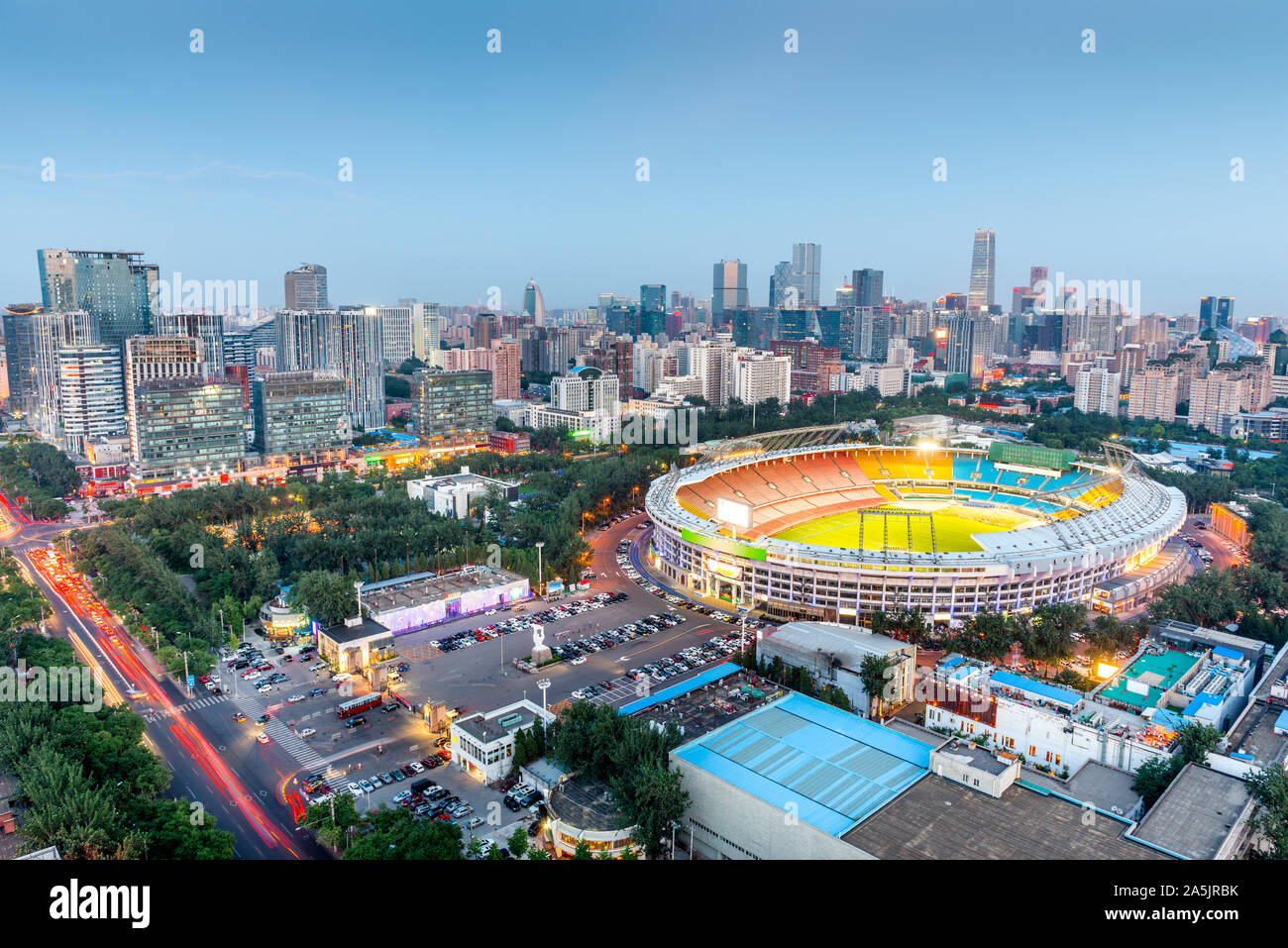 Beijing, Chine skyline et le stade au crépuscule. Banque D'Images
