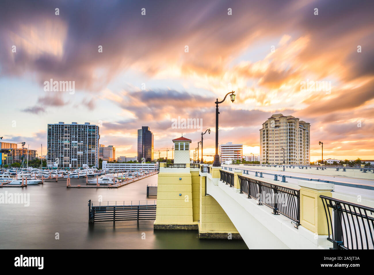 West Palm Beach, Floride, USA Skyline sur la voie navigable au crépuscule. Banque D'Images