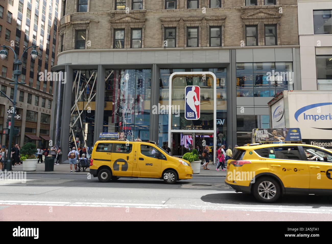 New York, USA. 14Th Sep 2019. Les taxis jaunes passer devant la NBA Store on Fifth Avenue à Manhattan. Le magasin de marchandises porte de l'équipe de la National Basketball Association (NBA) et Women's National Basketball Association (WNBA). Crédit : Alexandra Schuler/dpa/Alamy Live News Banque D'Images