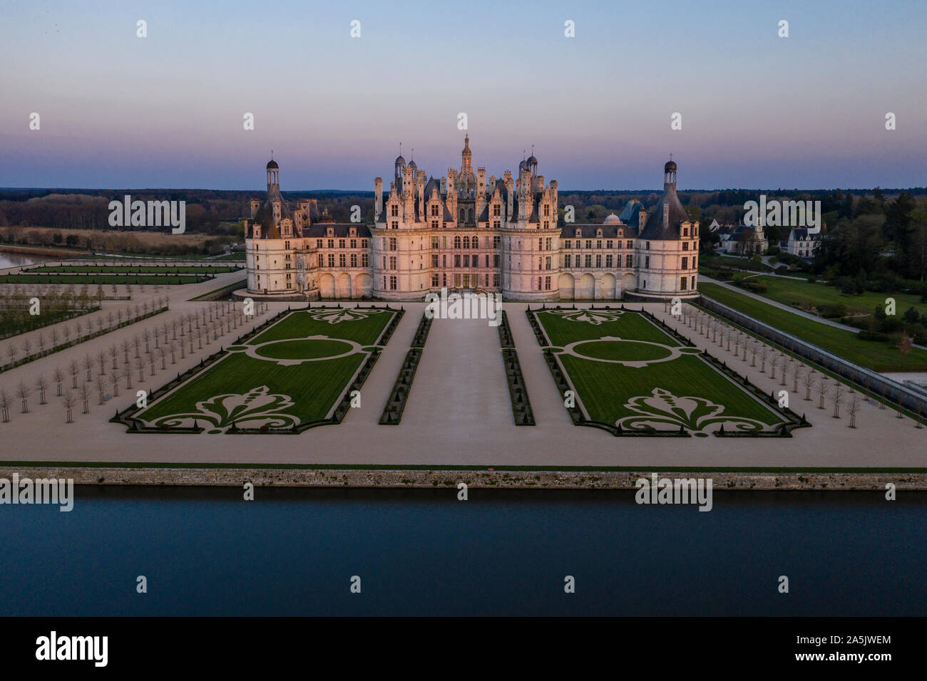 France, Loir et Cher, vallée de la Loire classée au Patrimoine Mondial de l'UNESCO, Chambord, le château royal de Chambord et de jardins à la française au coucher du soleil (vie de l'antenne Banque D'Images