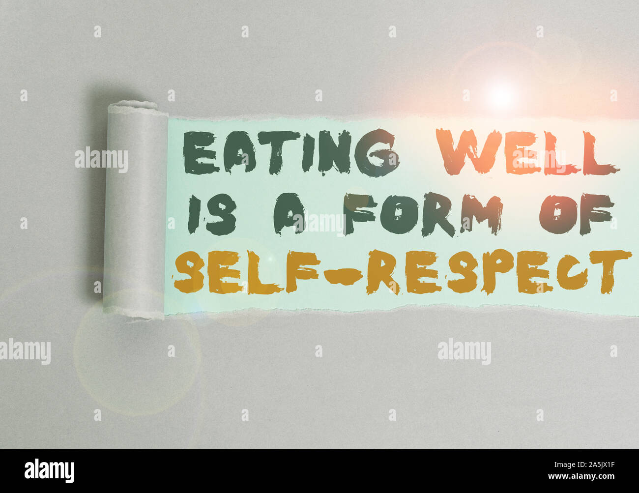 Texte De L Ecriture Bien Manger Est Une Forme De Respect De Soi Meme Photo Conceptuelle Une Citation De La Promotion De Saines Habitudes De Vie Du Carton Dechire Au Milieu Photo Stock