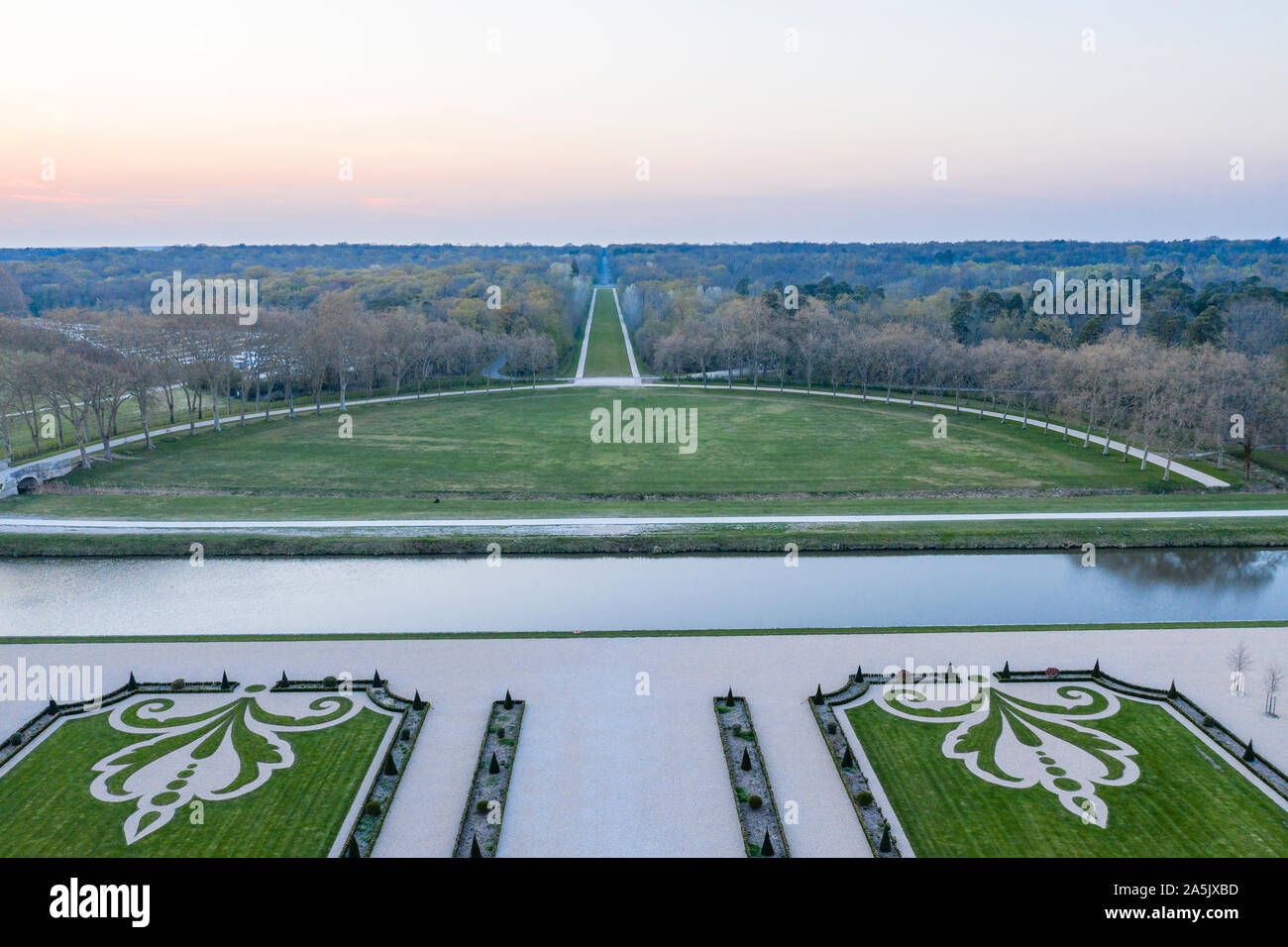 France, Loir et Cher, vallée de la Loire classée au Patrimoine Mondial de l'UNESCO, Chambord, le château royal, la succession, la rivière et le Cosson canalisable g Français Banque D'Images