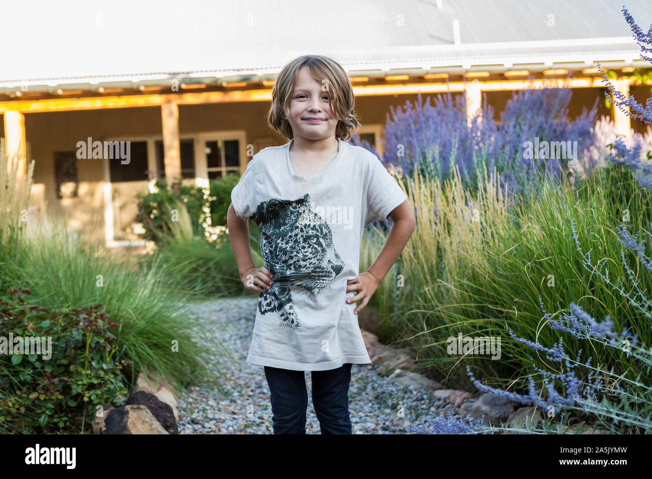 Portrait of smiling 6 ans devant son domicile Banque D'Images