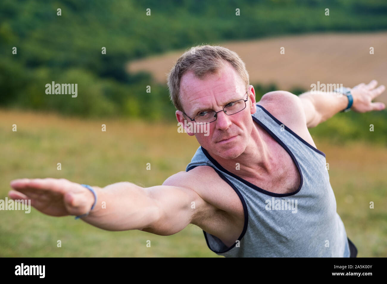 Homme ayant participé à une classe de yoga sur une colline. Banque D'Images