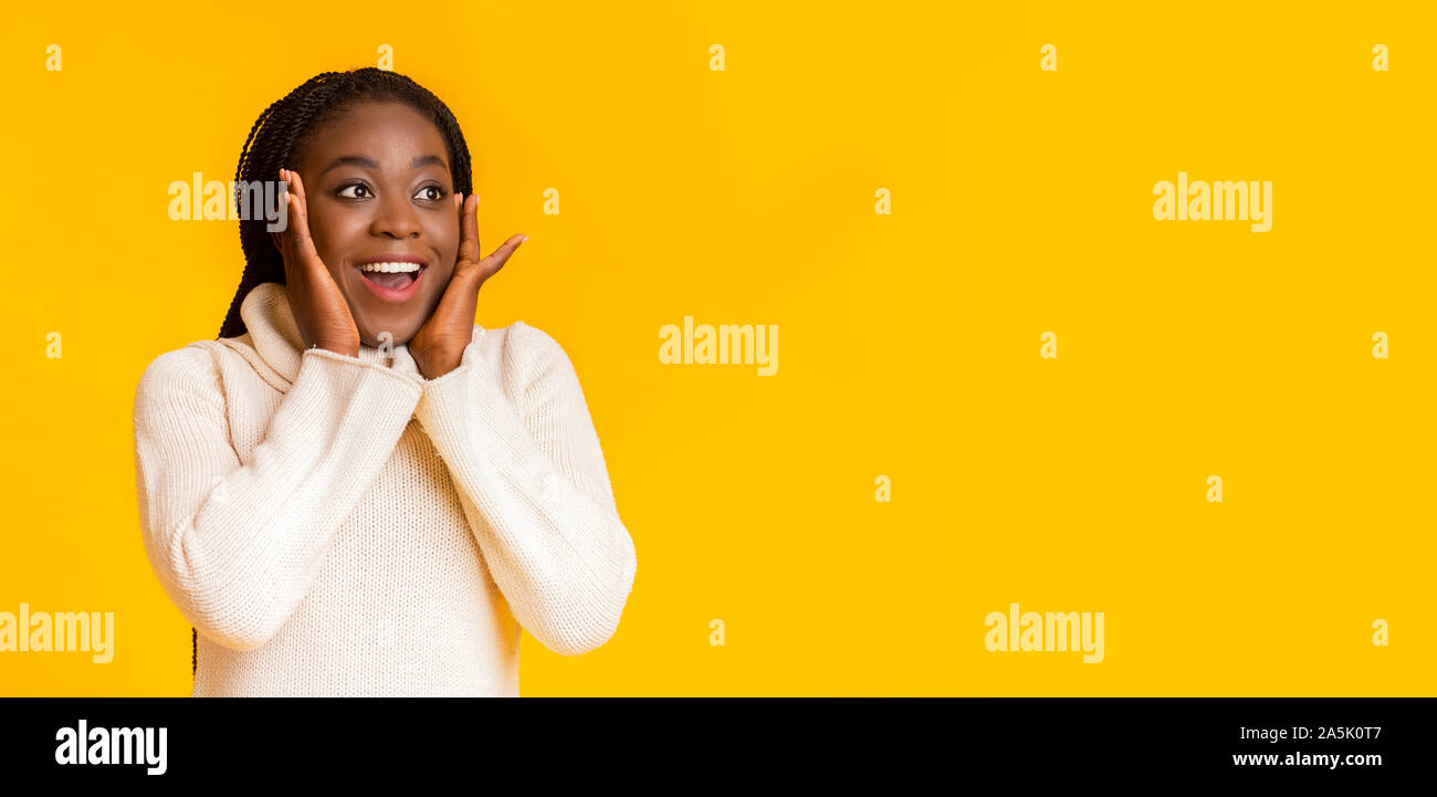 Pretty african american girl rire et toucher ses joues Banque D'Images