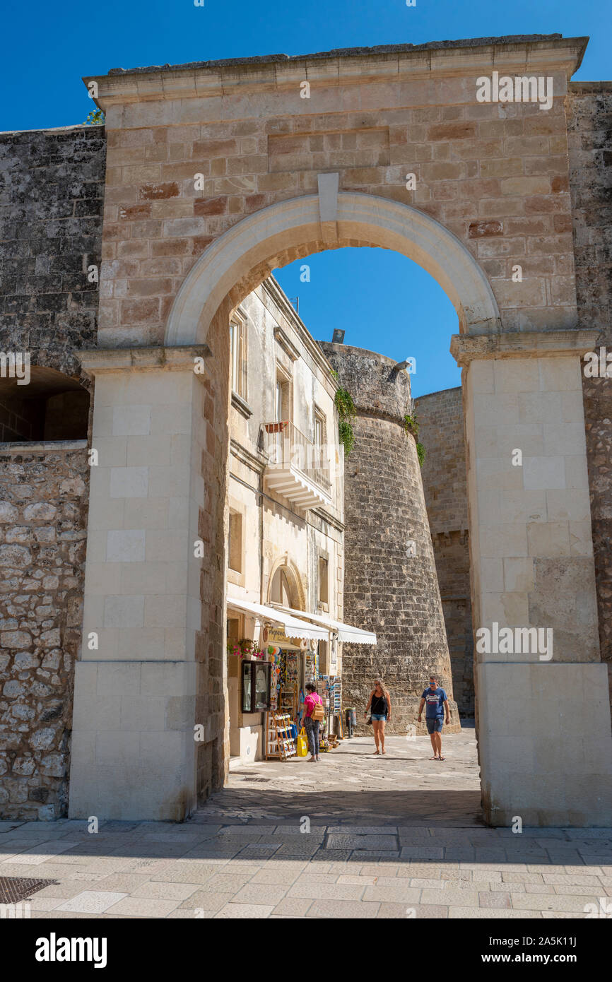 Entrée de la vieille ville à Alfonsina Gate dans Otranto, Pouilles (Puglia) dans le sud de l'Italie Banque D'Images