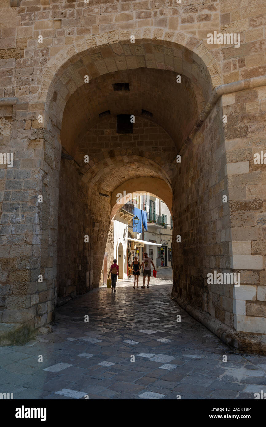 Entrée de la vieille ville à Alfonsina Gate dans Otranto, Pouilles (Puglia) dans le sud de l'Italie Banque D'Images