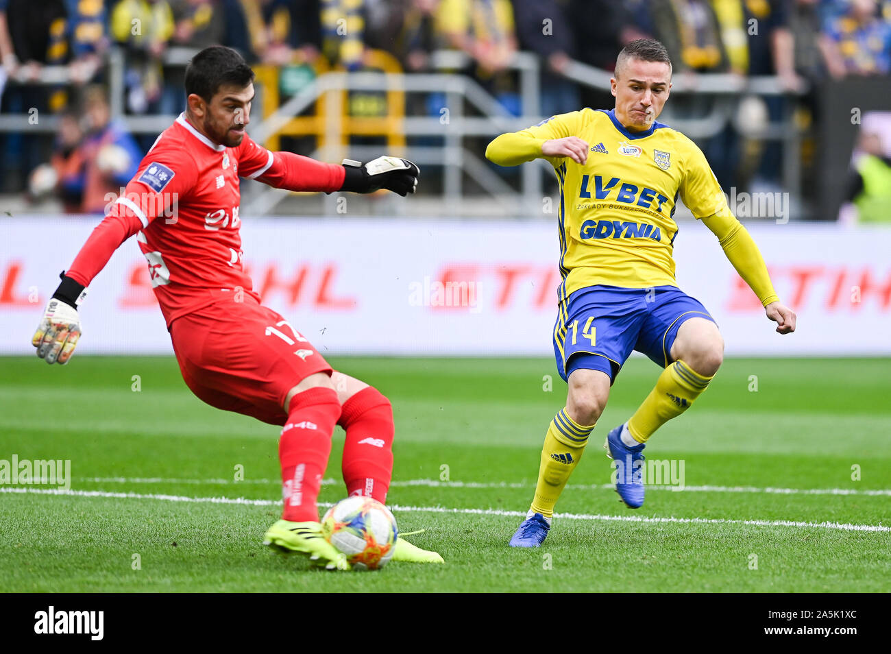 Dusan Kuciak de Pagan Gdansk (L) et Michal Nalepa de Arka Gdynia (R) en action au cours de la PKO Ekstraklasa match de championnat entre l'Arka Gdynia et Gdansk Pagan.score final ; Arka Gdynia 2:2 Pagan Gdansk. Banque D'Images