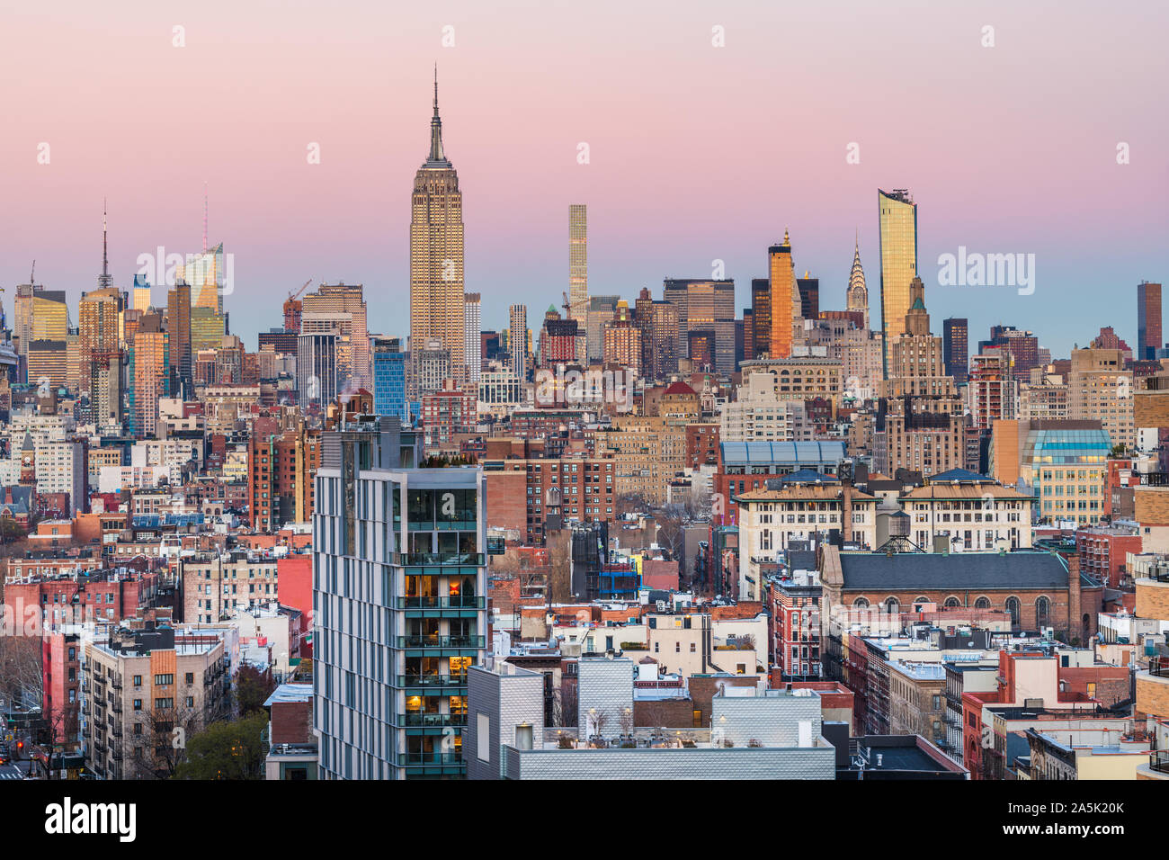 New York City Manhattan skyline ville buildings financiers au crépuscule. Banque D'Images