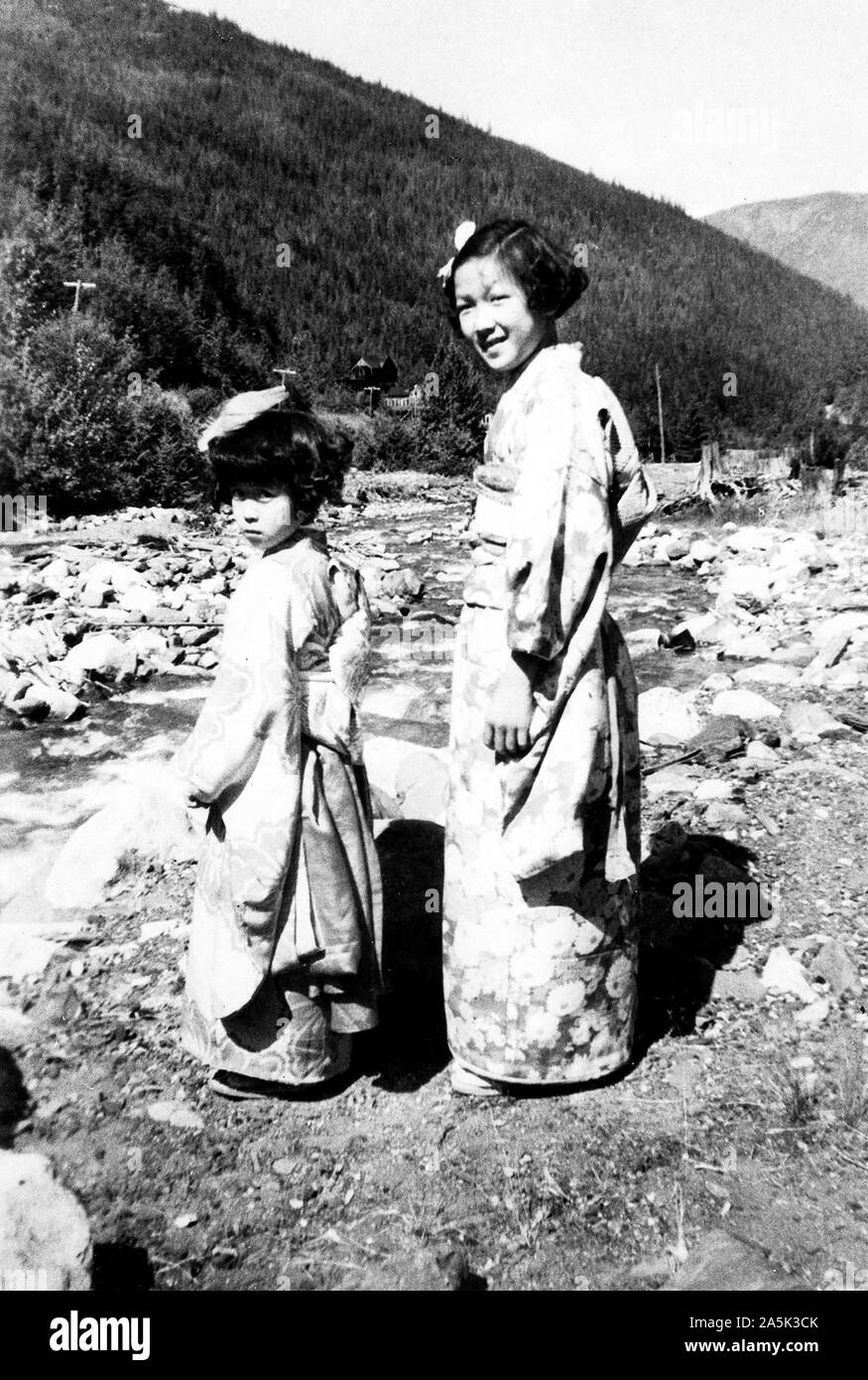 Titre : Deux filles à l'égard des Canadiens japonais en costume traditionnel qui participent au Bon Festival à Sandon Crédit : Bibliothèque de l'Université de la Camp Banque D'Images