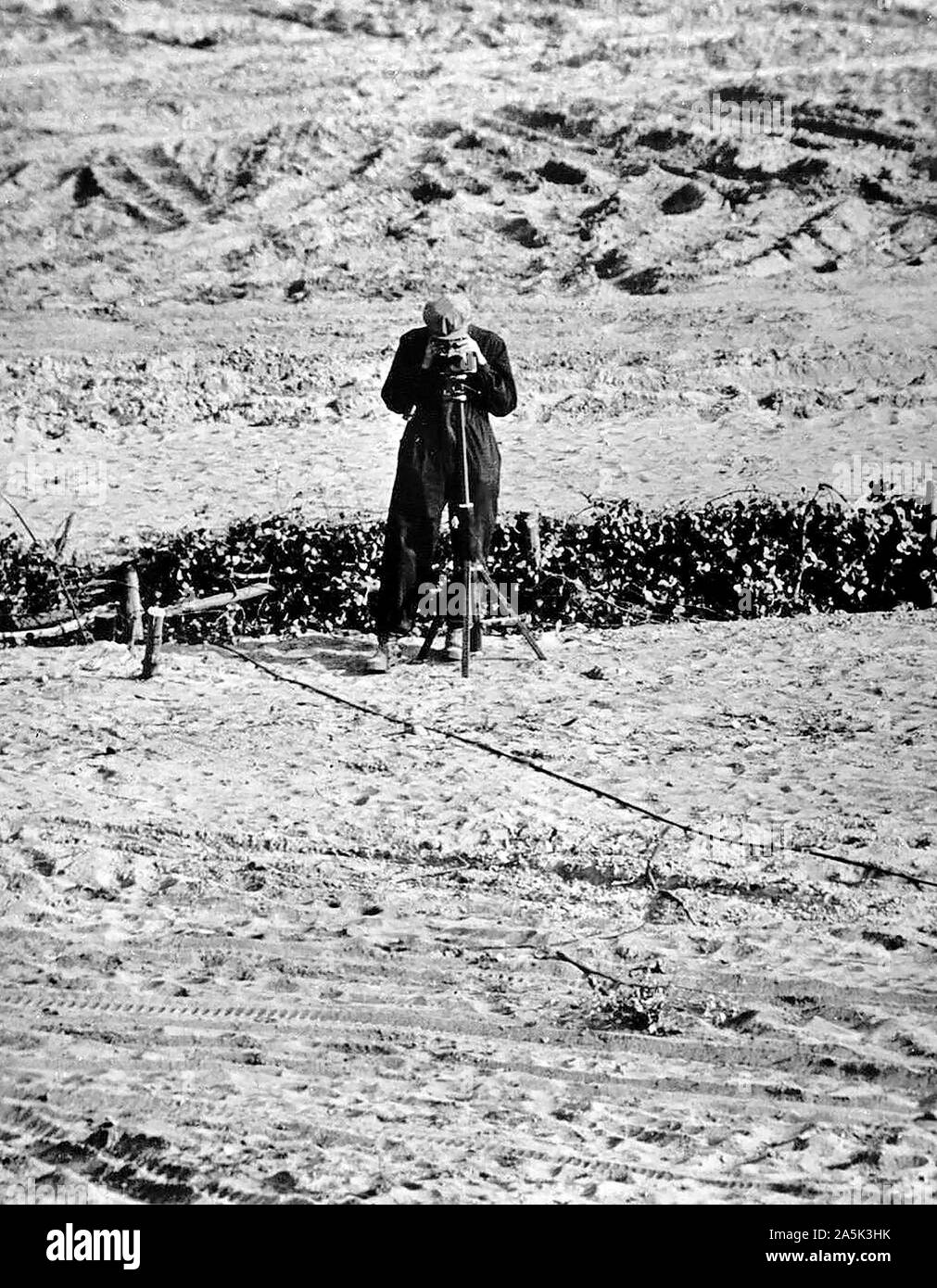 La guerre photographique - La nouvelle "arme" du régime communiste dans l'Est de Berlin est l'appareil photo. Après des semaines de laisser tomber ses photographies prises depuis le secteur ouest, les communistes au début d'octobre ont commencé à tirer des photos eux-mêmes à travers la ligne. Toujours en vue, les photographes vu essayer d'intimider les Berlinois de l'Ouest en laissant entendre que les photos seront mis sur fichier pour être utilisées plus tard pour l'identification. La sinistre photographier a eu aucun effet apparent sur West berlinois, cependant, qui continuent à recueillir par la clôture de vague à vos amis ou de huer la 'police populaire' guards Banque D'Images