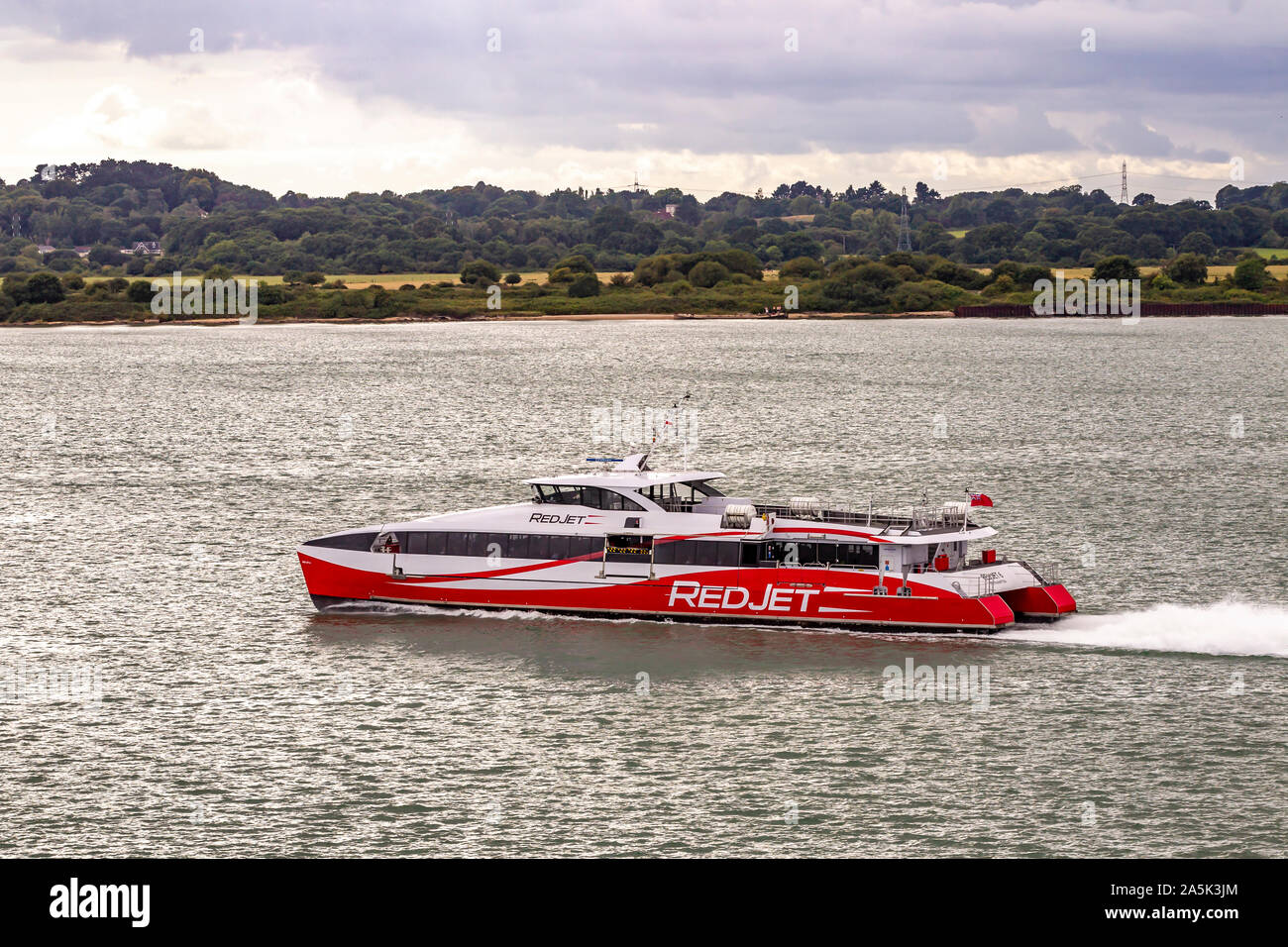 Jet rouge ferry du port de Southampton. Le Hampshire, au Royaume-Uni. Banque D'Images