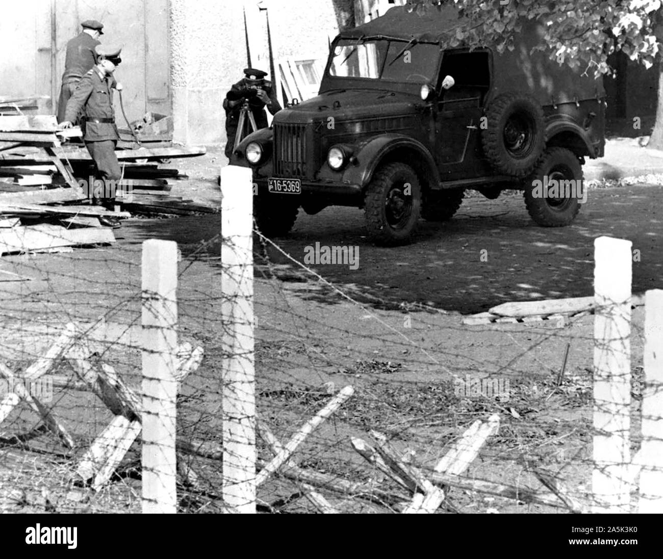 La nouvelle "arme" des communistes dans la guerre froide Berlin Est-ouest est l'appareil photo. Après des semaines de laisser tomber ses photographies prises à partir de l'Ouest, les communistes, au début du mois, ont commencé à tirer des photos eux-mêmes à travers la ligne. Toujours en vue, les photographes semblent tenter d'intimider les Berlinois de l'Ouest en laissant entendre que les photos seront mis sur fichier pour être utilisées plus tard pour l'identification. La sinistre photographier a eu aucun effet apparent sur West berlinois, cependant, qui continuent à recueillir par la clôture de vague à des amis ou se moquer la 'police populaire' garants de l'autre côté. La plupart Banque D'Images