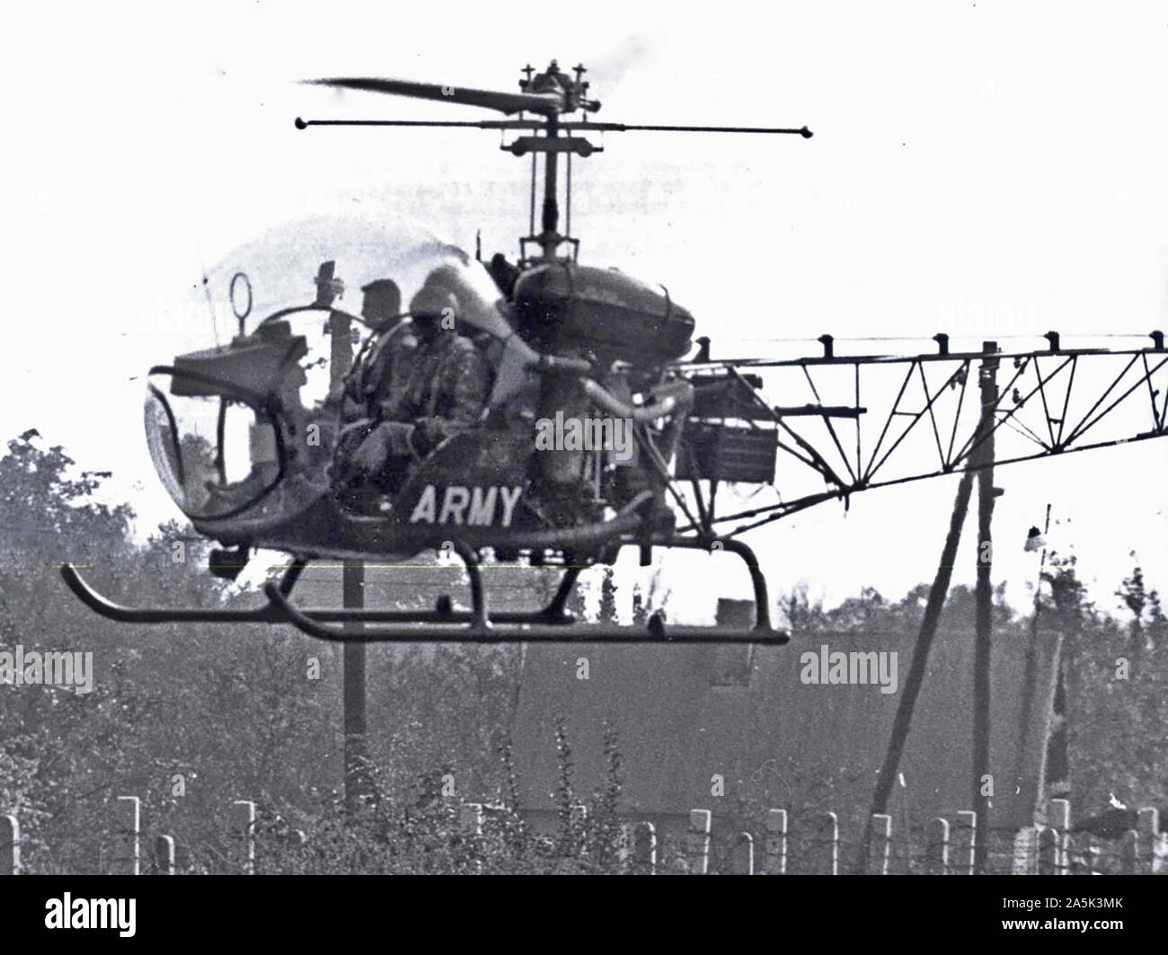 Berlin, octobre 1961 - L'Armée américaine les relevés par hélicoptère le travail du Parti Communiste bataillons de travail le long de la frontière. Depuis que les communistes ont barricadé la première ligne le 13 août, des hélicoptères américains ont fait des voyages d'observation quotidienne. Banque D'Images