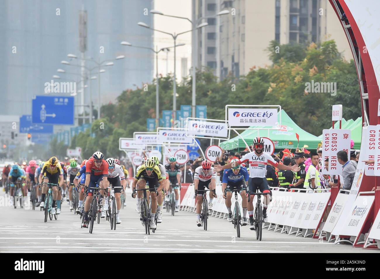 (191021) -- GUILIN, 21 oct., 2019 (Xinhua) -- Fernando Gaviria (1e R) de l'équipe des Émirats Unis franchit la ligne d'arrivée lors de l'étape 5 à l'UCI World Tour 2019/tour de Guangxi à Guilin, Chine du Sud, région autonome Zhuang du Guangxi, le 21 octobre 2019. (Xinhua/Lei Jiaxing) Banque D'Images