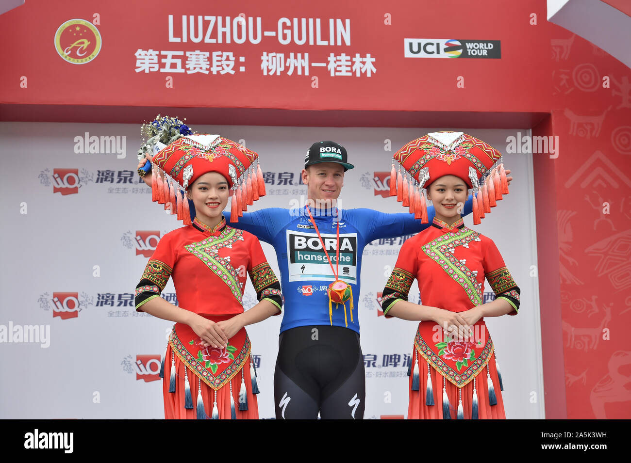 (191021) -- GUILIN, 21 oct., 2019 (Xinhua) -- Pascal Ackermann (C) de l'équipe pose pour Bora-Hansgrohe photographie au cours de la cérémonie après l'étape 5 à l'UCI World Tour 2019/tour de Guangxi à Guilin, Chine du Sud, région autonome Zhuang du Guangxi, le 21 octobre 2019. (Xinhua/Lei Jiaxing) Banque D'Images