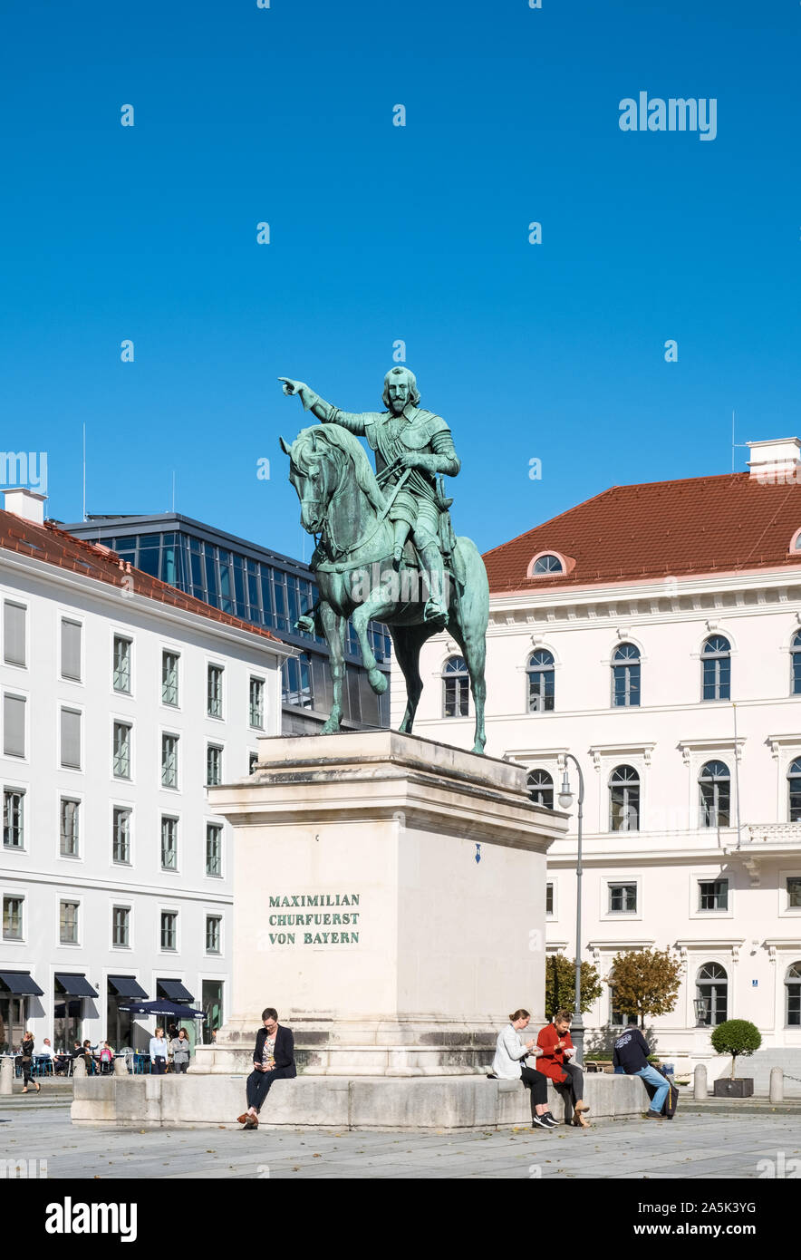 Wittelsbacher Square, Munich, Allemagne. Equestrian statue commémorative à Maximilian Emanuel Kurfurst, un ancien dirigeant de la Bavière, Allemagne. Banque D'Images