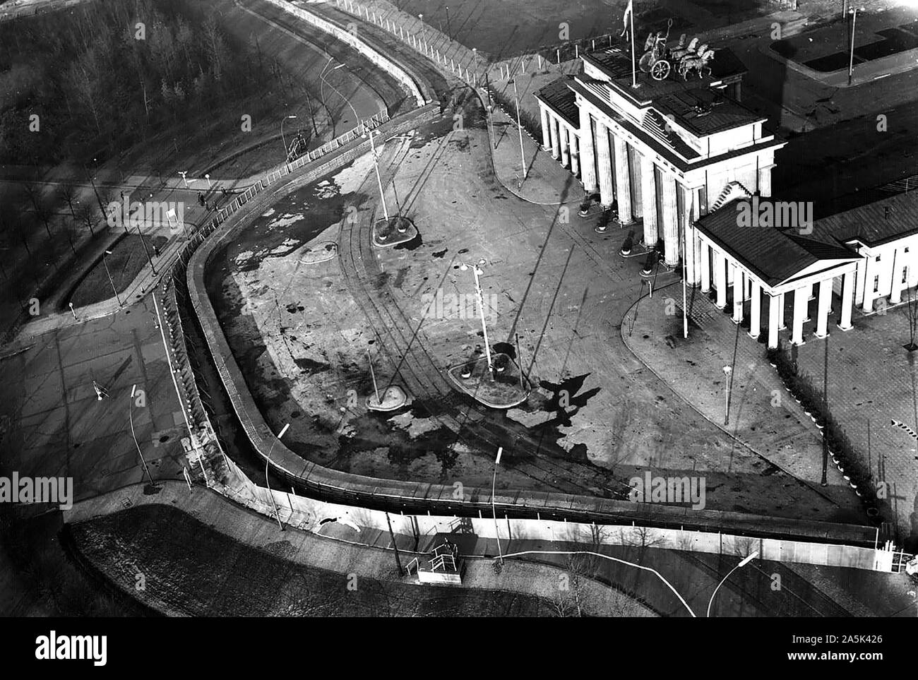 11/22/1961 - vue aérienne - Mur de Berlin Porte de Brandebourg Banque D'Images