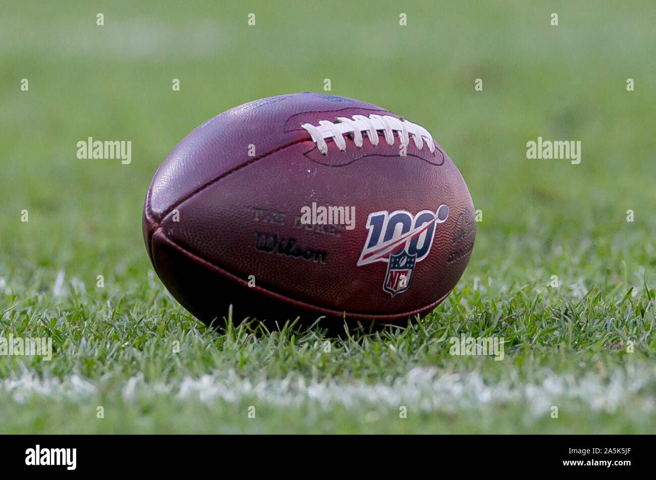 Green Bay, WI, USA. 20 Oct, 2019. Un football Wilson affichant le logo de l'année 100 se trouve sur le terrain au cours de la NFL football match entre les Oakland Raiders et les Packers de Green Bay à Lambeau Field de Green Bay, WI. John Fisher/CSM/Alamy Live News Banque D'Images